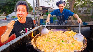 Thai Street Food - CRAZIEST Mussel Omelet Chef!! 🇹🇭