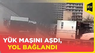 Yağışda sürüşən yük maşını avtomobilə dəyib aşdı | Bakı