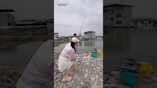 美女釣超大鯰魚！ 【娜小娜愛釣魚】#釣魚 #fishing #drama #funny #shorts