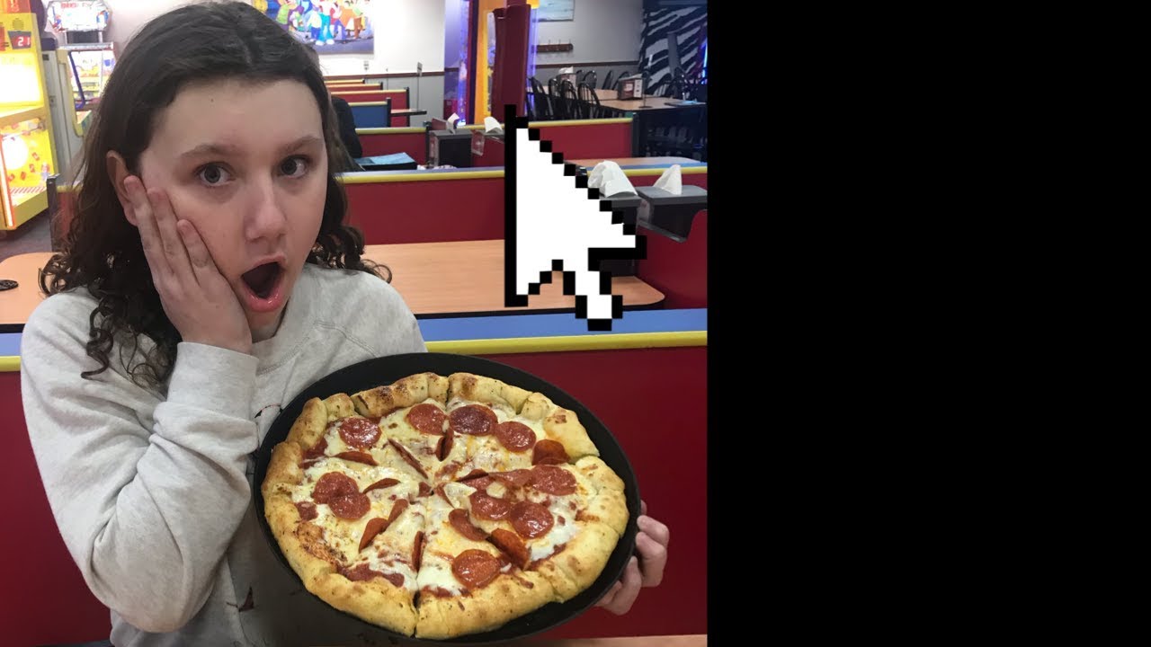 WE TRIED CHUCK E. CHEESE PIZZA! - YouTube