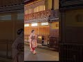 びっくり 外国人観光客と舞妓さんでご挨拶 maiko 祇園