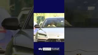Ronaldo gives thumbs up arriving for Man Utd training 👍