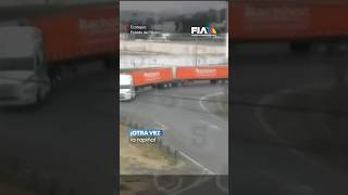 Un tráiler se volcó en Ecatepec, Edomex. Estaba cargado de pollo congelado y la rapiña no tardó.