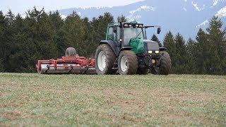 Roulage d'une praire artificielle avec un Valtra 8050 et rouleau 6m chez Hugo