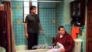 Two and a half men: Charlie escapando de Rose. (Sub en español)