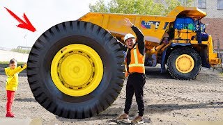 Сеня ремонтирует Отпавшее колесо на Огромном Тракторе