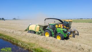 Gehakseld gras in balen persen door loonbedrijf Brak