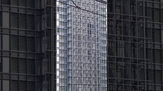 東京駅のホームから見えたエレベーター