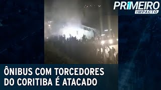Torcedores corintianos atacam ônibus da torcida do Coritiba | Primeiro Impacto (21/07/22)