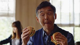 渡部篤郎、ビッグマック両手に舌鼓　マクドナルド『ビッグマック』新CM「悩む渡部」篇