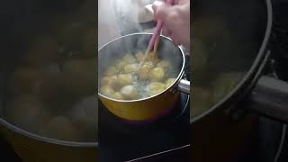 在煮中的魚肉燒賣。。08-12-2022