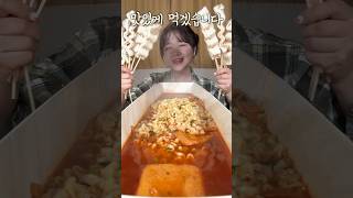 유부 통으로 들어있는 김치유부우동라면 (광고 아님)