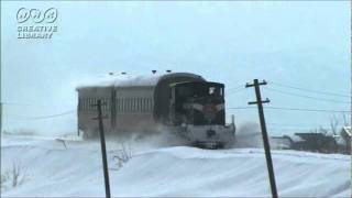 雪景色の中を走るストーブ列車.