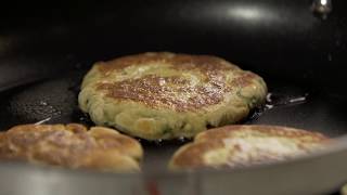 La cuisine sans allergènes : galettes aux oignons verts