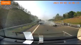 High speed overtake in Expressway Sri Lanka (දක්ෂිණ අධිවේගී මාර්ගයේ බිහිසුණු අනතුර)