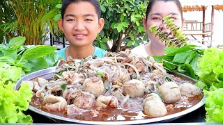 ก๋วยเตี๋ยวเส้นเล็กหมูน้ำตก แกล้มพริกจี่หอมๆแคบหมูกรอบๆแซบคือเก่าจ้า 18 กุมภาพันธ์ พ.ศ.2567