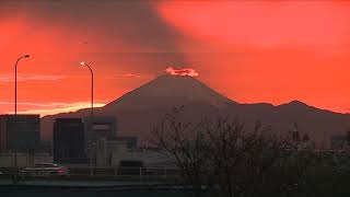 美しい夕焼けと富士山・夕焼け空に出現した富士山の影！