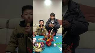 央视蛇年春晚 拜个抖音年 见者好运 亲子互动 和小孙子给家人们拜个年祝大家蛇年吉祥，身体健康，万事如意，事业蒸蒸日上，孩子健康成长，考上清华大学!