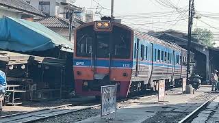 ขบวน 4326 ออกจากสถานีรถไฟมหาชัย