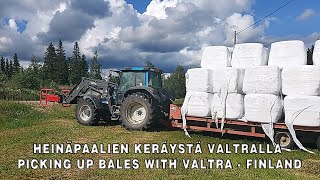 Heinäpaalien keräystä Valtralla |  Picking up large square bales with a Valtra - Finland