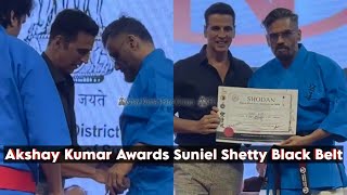 Akshay Kumar Awards Suniel Shetty a Black Belt | #akshaykumar #sunilshetty #bollywood