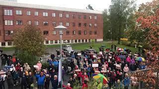 Hör demonstranterna ta ton för akuten