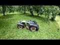 賢い自動草刈ロボットが24時間芝を刈り、自力でエネルギー補給　土本観光果樹園