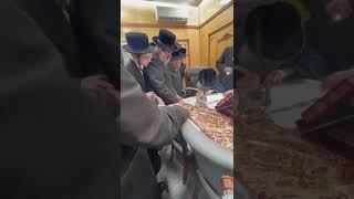 Viznitz Boro Park Rebbe Writes A Letter In A Sefer Torah - Nissan 5783