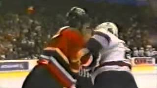 Hockeyfighters.cz  Krzysztof Oliwa vs Murray Baron.wmv