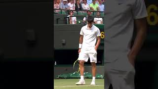 Carlos Alcaraz Impresses Wimbledon Crowd with Racket Catch 🥶