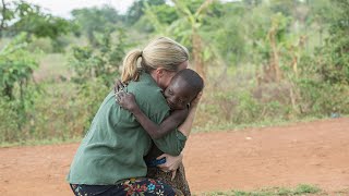 – Jeg er spent på hva som møter meg, sier Solveig Kloppen når hun besøker en Prossy (6) i Uganda