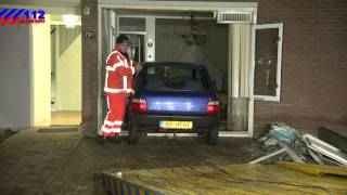 112Nijmegen - Auto rijdt woning Malvert binnen