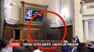 Ucraina, tensione in Parlamento: uomo lancia fumogeno e picchia agente