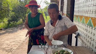 勤劳的啤酒夫妇，干完农活顺便摘了一把南瓜藤回家炒肉吃