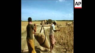 SYND 19-1-74 FIGHTING AGAINST COMMUNISTS CONTINUES IN AND AROUND PHNOM PENH