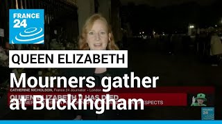 Queen Elizabeth II has died: Mourners gather at Buckingham Palace to pay respects • FRANCE 24