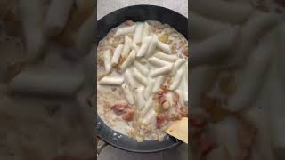 Creamy Carbonara Tteokbokki with Bacon