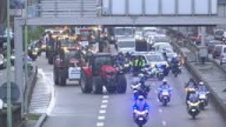 Tractors arrive in Paris in farmers' protest