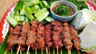 กับข้าวกับปลาโอ 597 : หมูย่างหมักบียร์ หมูนุ่มมาก ผักสดแช่เย็นๆ Grilled skewered beer pork