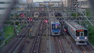 平日夕方の小田急小田原線･多摩線新百合ヶ丘駅付近の歩道橋