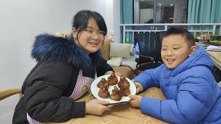 贵州小伙在丈母娘家没吃过瘾，惦记家乡美食，看媳妇做了啥，惊喜