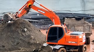 Máy Xúc DooSan Dx140W Đào, Múc Đất Lên Xe Tải Ben | Excavator Digging And Pick up Soil On Dump Truck