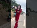 农村美女热情大方，不仅身材火辣，唱歌也非常好听！你们觉得她表演的怎么样？ 户外唱歌 翻唱歌手 農村歌手 shorts