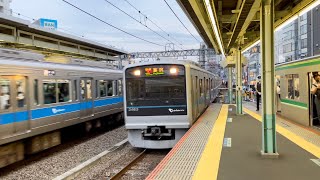 向ヶ丘遊園駅にて。小田急快速急行同士がすれ違う光景