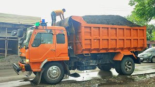 Truk Jomplang. MOBIL TRUK Pengangkut Pasir Bongkar MUATAN FULL BAK Menggunung Di TAMPUNGAN BARU