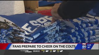 Fans buy Colts gear ahead of playoffs