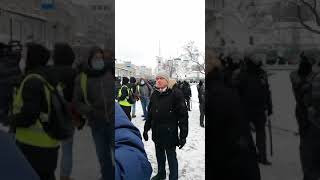 ОМОНовцы задержали оппозиционного депутата МосГорДумы во время его интервью на акции протеста 31/01