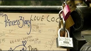 巴黎愛情橋護欄 不堪情鎖重竟崩塌│大千世界│巴黎藝術橋 Pont des Arts│愛情鎖│旅遊趣聞