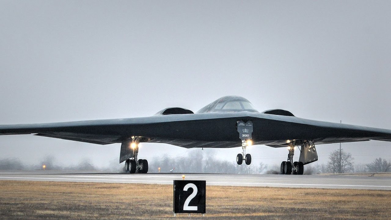 B-2 Stealth Bomber Landing (Whiteman Air Force Base) - YouTube