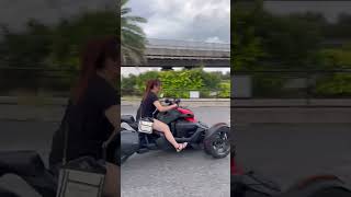 オープンカーで颯爽と通り過ぎる女